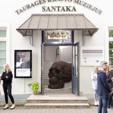 Tauragėje pristatyta instaliacija – kaukolės formos skulptūra apie šiukšlinimą ir tvarumą