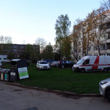 Tarnybų sujudimas Eiguliuose: dėl padidėjusio radiacinio fono evakuoti daugiabučio gyventojai