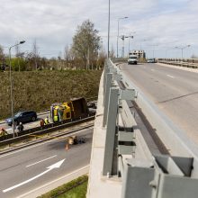 Prie Vakarinio aplinkkelio Vilniuje apvirto sunkvežimis-kranas: blokuojama Ukmergės gatvė
