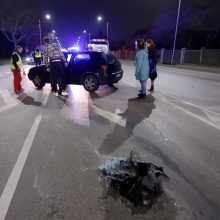 Po smūgio Jonavos gatvėje ant šono apvirto automobilis: sužalotas žmogus