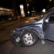 Po smūgio Jonavos gatvėje ant šono apvirto automobilis: sužalotas žmogus