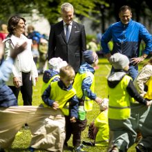Olimpinis piknikas prezidentūros kiemelyje sportuoti subūrė šimtus vaikų