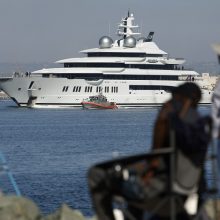 JAV areštuota rusų oligarcho superjachta „Amadea“ atplaukė į San Diego įlanką