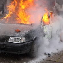 Naktį Vilniuje užsiliepsnojo moters „Audi“: padegimu įtariamas vyras