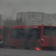 Sostinėje užsiliepsnojo miesto autobusas: skubiai išlaipinti keleiviai