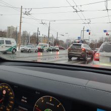 Po „Saab“ ir BMW avarijos Vilniuje į medikų rankas perduota viena vairuotoja