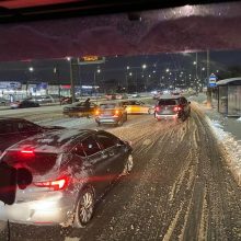 Lietuviška žiema įkalino Vilnių avarijose: spūstys – net penkiolikoje gatvių
