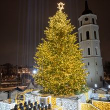 Vilniuje sužibo gyventojų padovanota Kalėdų eglė: kviečia atsigręžti į nematerialias vertybes