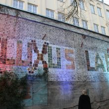 Pilka siena Kaune virto meno kūriniu iš 400 emocinių plytelių