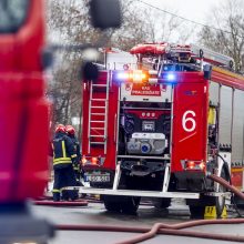 Vilniuje sudegė mikroautobusas, išdegė patalpa su žaislais