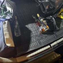 Nelegaliam verslui feisbuke – galas: pareigūnams įkliuvo prekeiviai alkoholiu