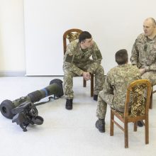 Lietuvos kariuomenės prieštankinių ginklų specialistai: karių gyvybės yra brangesnės už raketą