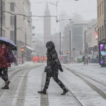 JK užklupus sniegui ir smarkiam vėjui, atšaukti traukiniai, uždarytos kai kurios mokyklos