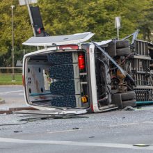 Aiškėja didžiulės ryto avarijos aplinkybės: sunkvežimis tėškėsi į žmonių pilną mikroautobusą