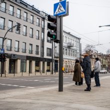 Širsta dėl šviesoforo prie pėsčiųjų perėjos: tiek laukiant galima ir megztinį nusimegzti