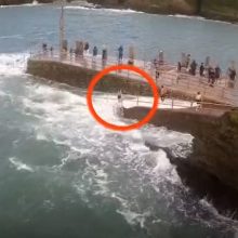 Užfiksuota dramatiška akimirka: vaiką banga tiesiog nuplovė nuo kranto