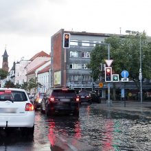 Lietus Klaipėdoje pažėrė iššūkių vairuotojams: atrodė, kad srautas prasiverš pro durelių apačią