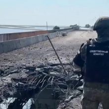 Rusų pareigūnas: ukrainiečių smūgis apgadino tiltą į Krymą