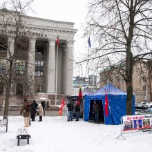 Šeimų sąjūdis prie Seimo pradėjo protesto akciją, o į kitus miestus vyks su dovanomis