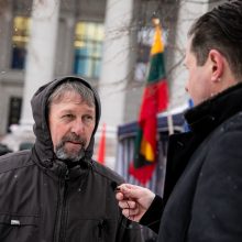 Šeimų sąjūdis prie Seimo pradėjo protesto akciją, o į kitus miestus vyks su dovanomis