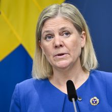Švedijos premjerė oficialiai atsistatydino, dešiniųjų blokui laimėjus rinkimus