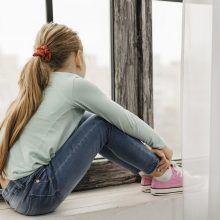 Tragedija Klaipėdoje: pro balkono langą iššoko ir susižalojo mergaitė