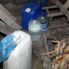 Teistumas joniškiečio nesustabdė: namuose rasta 117 litrų naminės degtinės ir įranga jai gaminti
