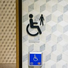 Prekybos centre – akibrokštas: darbuotojai į tualetą neįleido negalią turinčios moters
