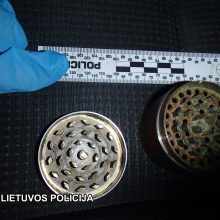 Jaunuolio automobilyje ir namuose pareigūnai įtaria radę „žolės“ ir amfetamino
