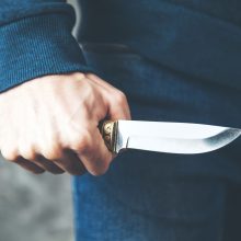 Siaubas sostinės kavinėje: neblaivus vyras peiliu sužalojo darbuotoją