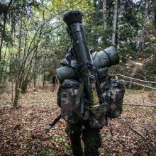Lietuvos kariuomenės prieštankinių ginklų specialistai: karių gyvybės yra brangesnės už raketą