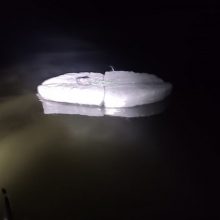 Kontrabandininkai į Nemuną nuleido rūkalų prikimštą „ledo lytį