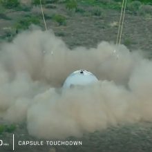 J. Bezosas dalyvavo sėkmingame „Blue Origin“ raketos pirmajame pilotuojamame skrydyje