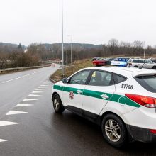 Vilniaus rajone vilkikui išvažiavus į priešpriešinę eismo juostą apsivertė BMW