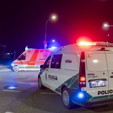 Tragiškas įvykis Vilniuje: po smūgio į šviesoforo ir apšvietimo stulpus žuvo vairuotojas