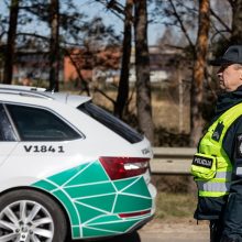 Vilniuje BMW rėžėsi į du automobilius