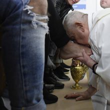 Popiežius Didįjį ketvirtadienį mazgojo kojas dvylikai nepilnamečių kalinių