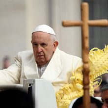 Ukrainos premjeras kviečia popiežių atvykti į šalį, ragina padėti deportuotiems vaikams