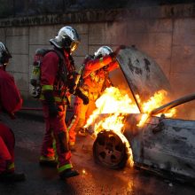 Prancūzijoje policijai nušovus paauglį žmonės įsiuto: kilo protestai ir gaisrai