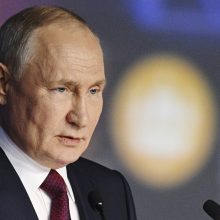 „The Washington Post“: V. Putinui teks rinktis tarp karo ir Rusijos ekonomikos gelbėjimo