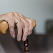 Apsimetėlės socialinės darbuotojos iš senolės pavogė kosmetinę su tūkstančiais eurų