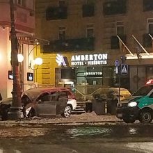 Netoli Vilniaus Kalėdų eglutės girtos moters automobilis rėžėsi į stulpą