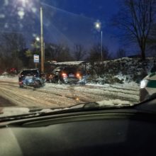 Didelė avarija sostinėje: susidūrus dviem automobiliams, vienas rėžėsi į viešojo transporto stotelę