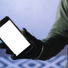 Iš parduotuvės Vilniuje pavogta 30 mobiliųjų telefonų: sulaikyti trys įtariamieji