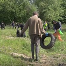 Būna ir taip: iš sąvartynu paversto upelio ištraukę senas padangas išklojo jomis aikštelę