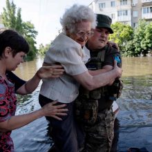 Praėjus dienai po užtvankos sunaikinimo Pietų Ukrainoje toliau kyla vanduo