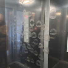 Dragūnų kvartalo gyventojai sumišę: kažkas išbučiavo lifto veidrodį