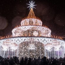 Sostinės Kalėdų eglę gaubia įtarimų debesys: FNTT aiškinsis išlaidas žaliaskarei ir dekoracijoms