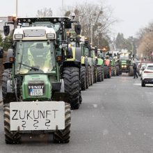 Protestuojančių ūkininkų traktoriai per piko valandą sukėlė chaosą visos Vokietijos keliuose