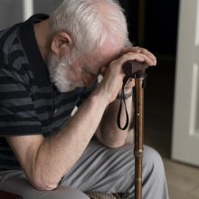 Naujojoje Vilnioje sumuštas garbaus amžiaus vyras: atgavęs sąmonę pasigedo daiktų ir pinigų